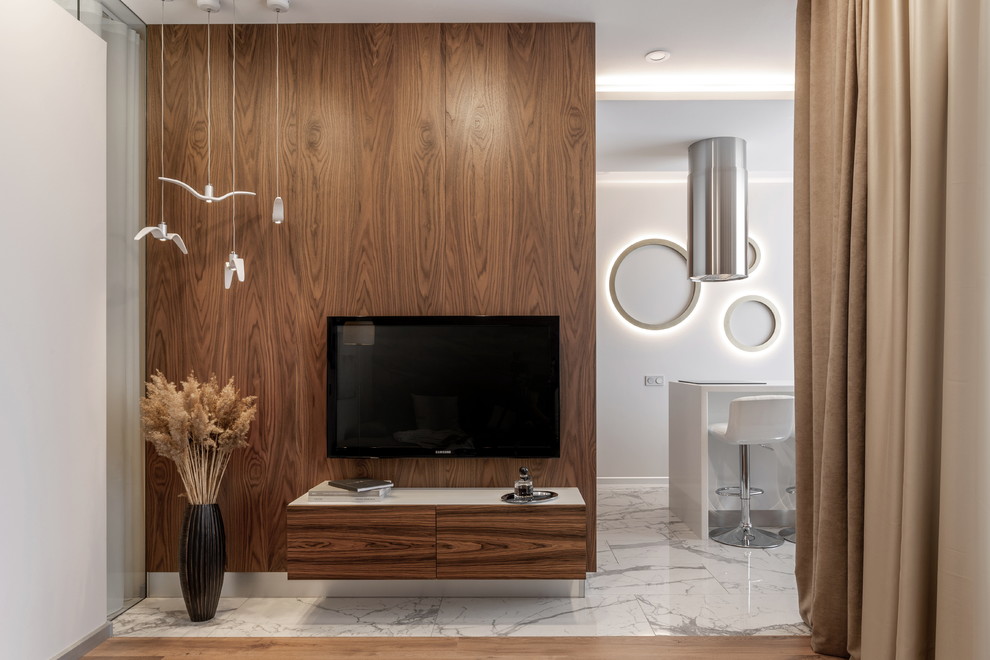 Идея дизайна: открытая гостиная комната среднего размера в современном стиле с серыми стенами, полом из ламината, телевизором на стене и коричневым полом без камина