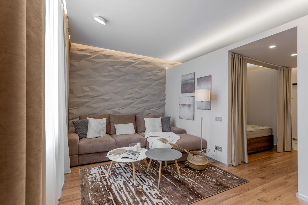 Mittelgroßes, Offenes Modernes Wohnzimmer ohne Kamin mit grauer Wandfarbe, Laminat, TV-Wand und braunem Boden in Jekaterinburg