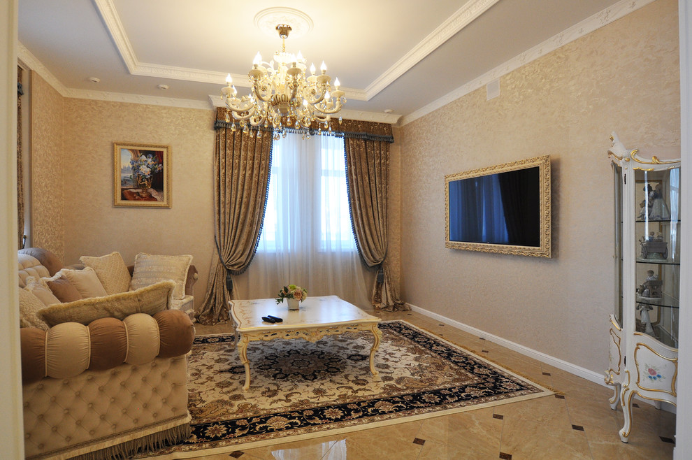 Klassisches Wohnzimmer mit beiger Wandfarbe und TV-Wand in Jekaterinburg