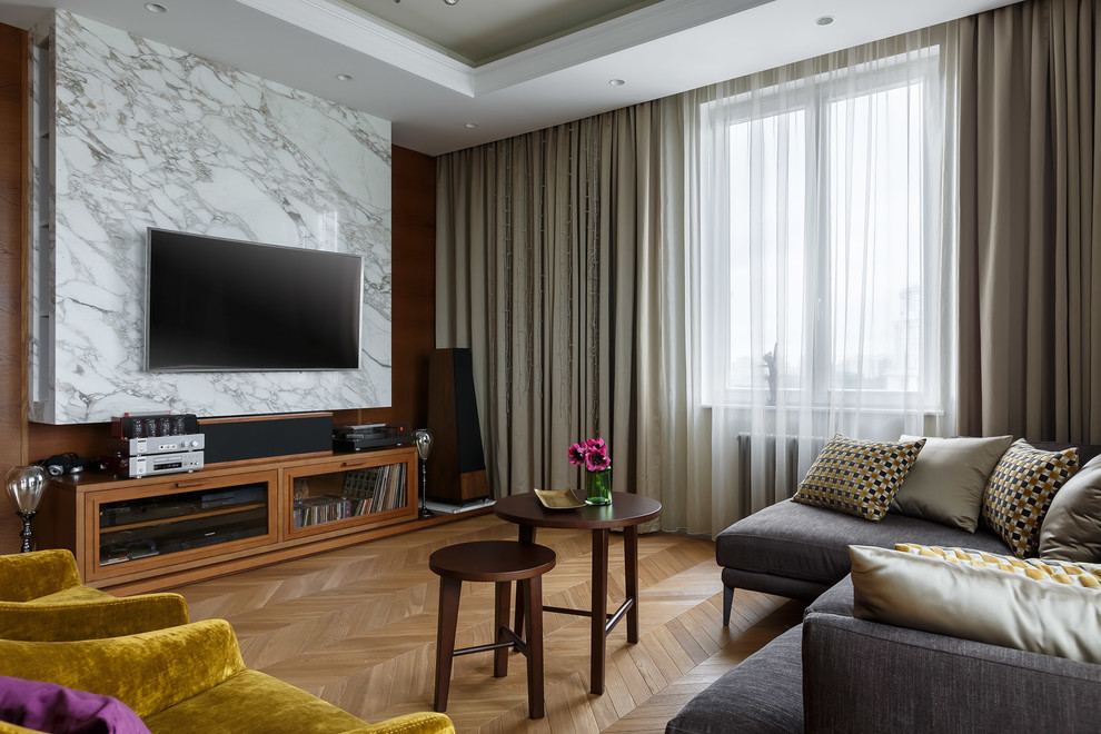 Foto di un soggiorno classico con pavimento in legno massello medio, TV a parete, pavimento marrone e pareti marroni