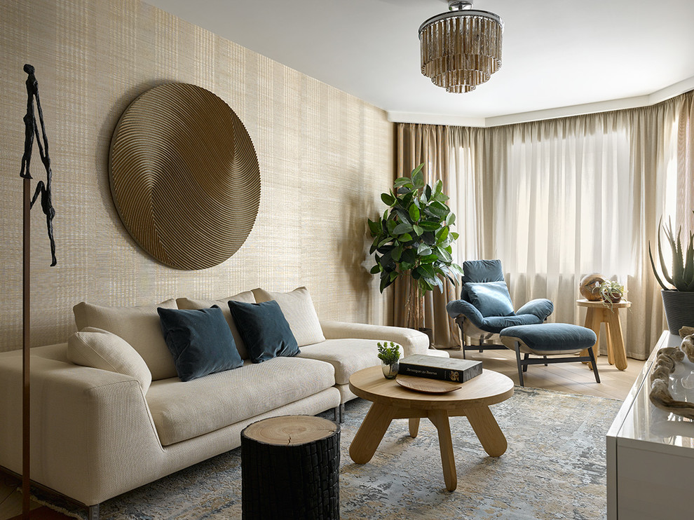 Idee per un soggiorno design chiuso con sala formale, pareti beige, parquet chiaro e pavimento beige
