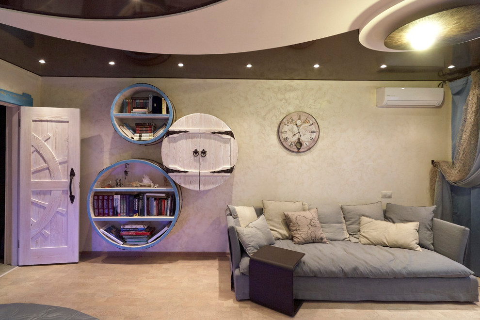 Ejemplo de salón abierto bohemio de tamaño medio con paredes beige, suelo de corcho y televisor colgado en la pared