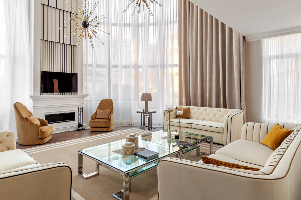 Esempio di un soggiorno minimal con pareti beige, pavimento in legno massello medio, camino classico, TV a parete e pavimento marrone