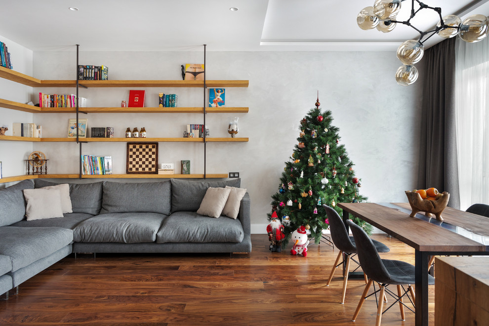Idee per un soggiorno design con pareti grigie, pavimento in legno massello medio e pavimento marrone