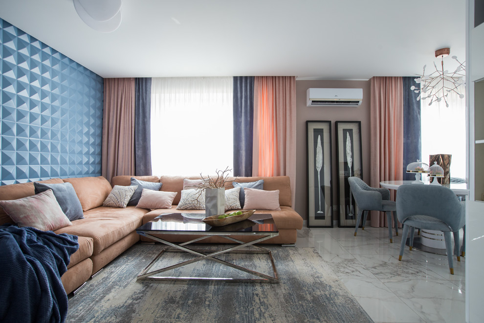 Стильный дизайн: парадная, открытая гостиная комната в современном стиле с синими стенами и белым полом - последний тренд