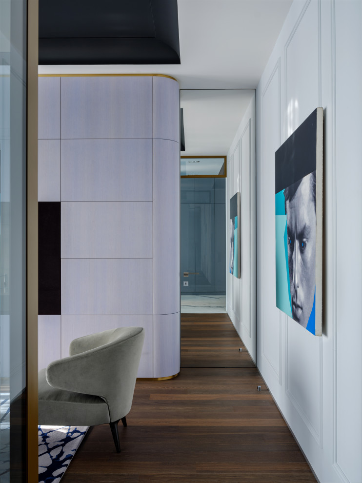 На фото: маленькая открытая гостиная комната в современном стиле с серыми стенами, паркетным полом среднего тона, скрытым телевизором, коричневым полом и тюлем на окнах для на участке и в саду с