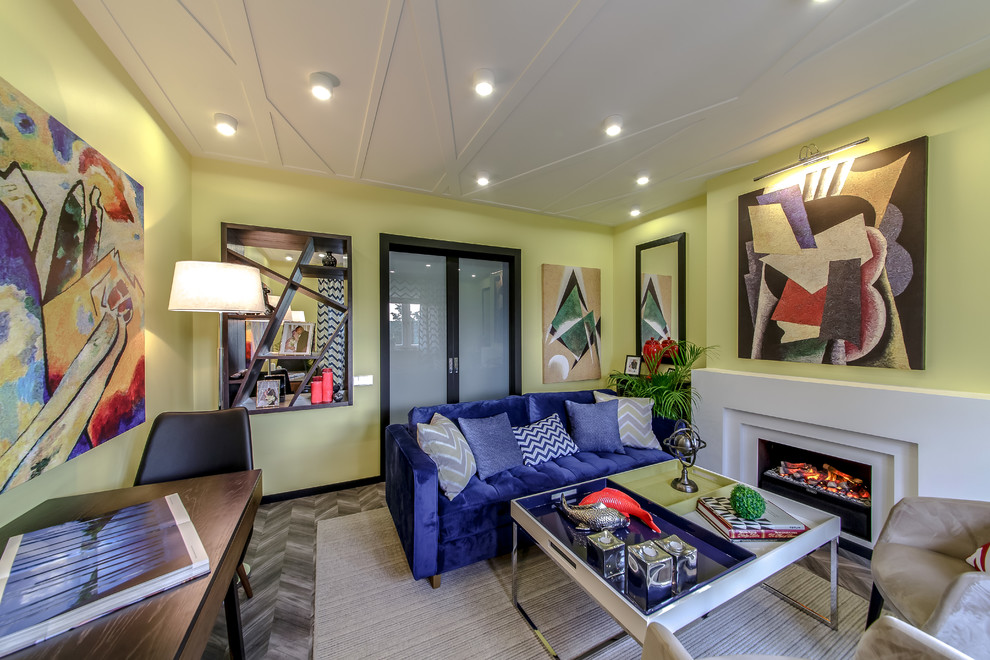 Foto på ett mellanstort eklektiskt separat vardagsrum, med gula väggar, korkgolv, en standard öppen spis, en väggmonterad TV och grått golv