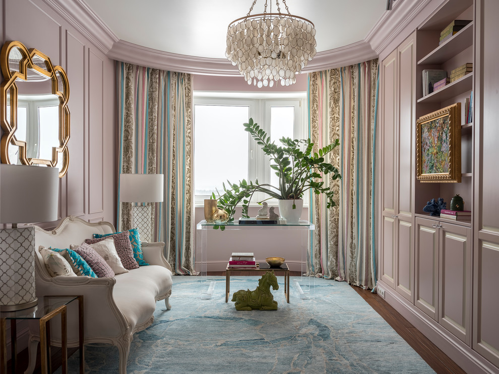 Идея дизайна: изолированная гостиная комната:: освещение в стиле неоклассика (современная классика) с розовыми стенами, темным паркетным полом и коричневым полом