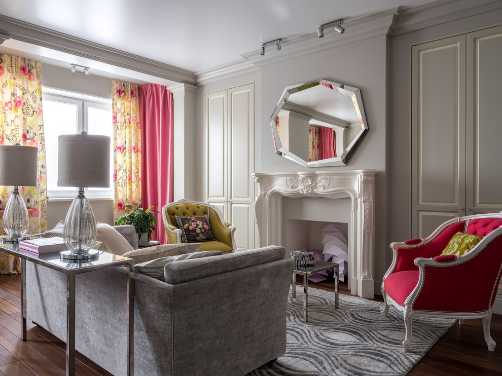 Стильный дизайн: гостиная комната:: освещение в стиле неоклассика (современная классика) с серыми стенами, темным паркетным полом и коричневым полом - последний тренд