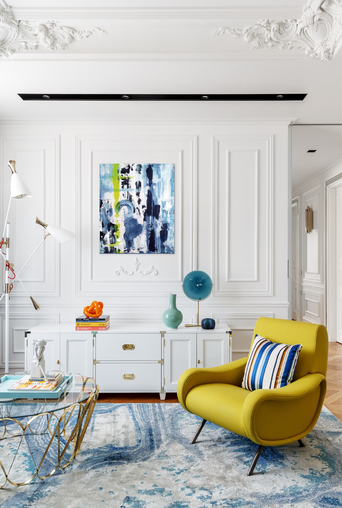 Modelo de salón clásico renovado con paredes blancas, suelo de madera en tonos medios y suelo beige