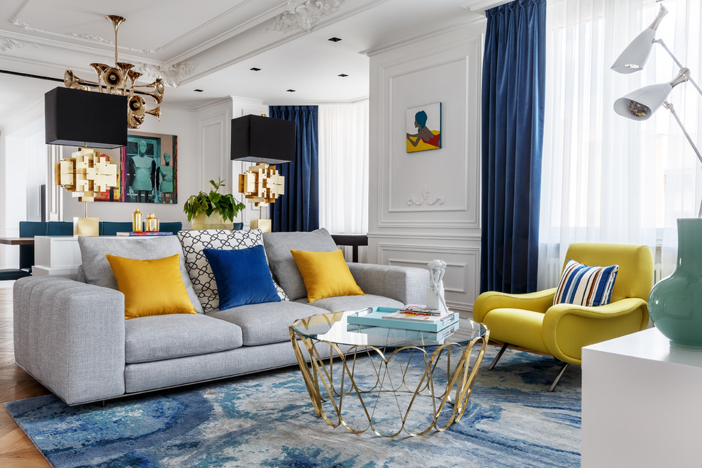 Idee per un soggiorno classico aperto con sala formale, pareti bianche, pavimento in legno massello medio e pavimento beige