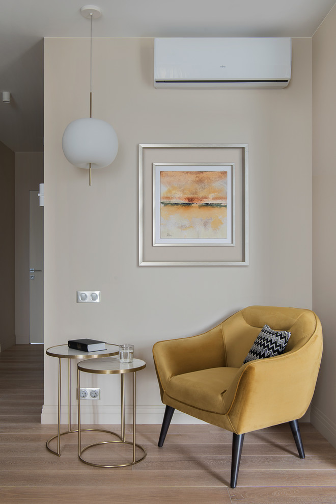 Réalisation d'un salon design de taille moyenne et ouvert avec un mur beige, parquet clair, aucune cheminée, un téléviseur fixé au mur et un sol beige.