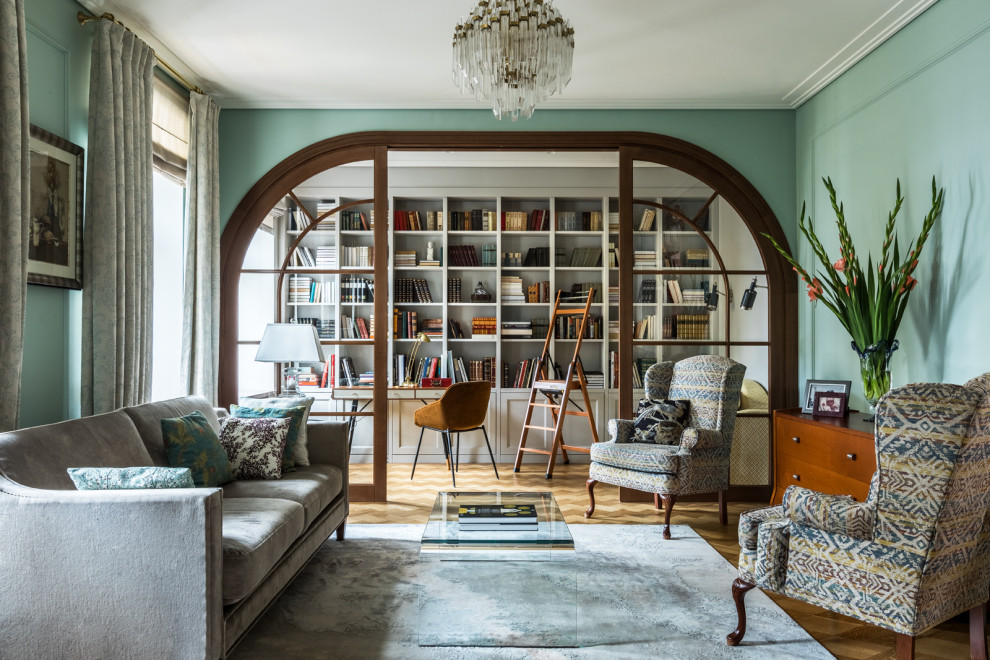 Foto di un soggiorno classico con libreria e pavimento marrone