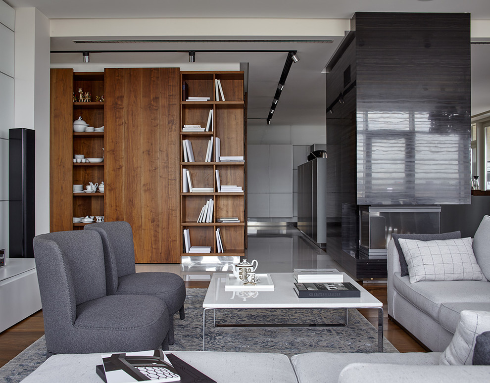 Ispirazione per un soggiorno contemporaneo aperto con pareti bianche, pavimento in legno massello medio, camino classico e pavimento marrone