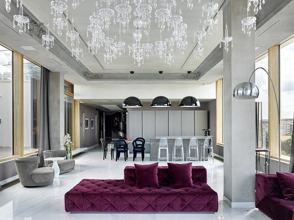 Aménagement d'un grand salon contemporain ouvert avec un mur gris, un sol en marbre et un sol blanc.