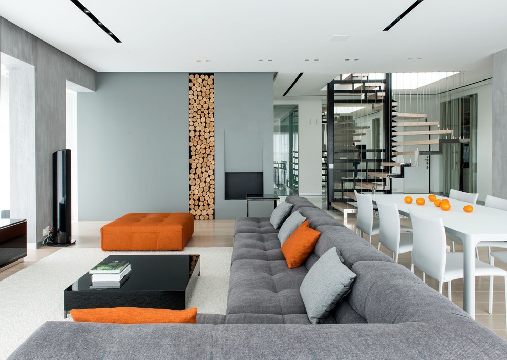 Inspiration pour un grand salon design ouvert avec un mur gris, un téléviseur fixé au mur, un sol beige, une salle de réception et parquet clair.