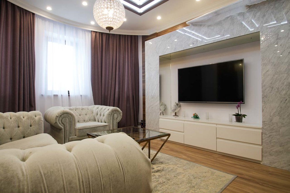 Свежая идея для дизайна: открытая гостиная комната среднего размера в современном стиле с телевизором на стене, паркетным полом среднего тона и коричневым полом - отличное фото интерьера