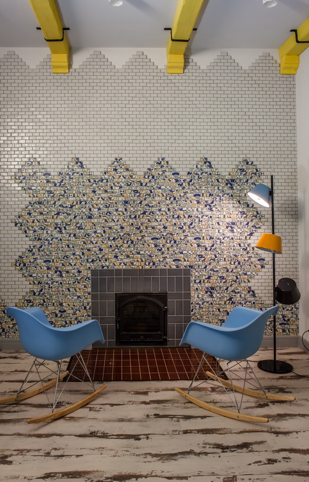 Mittelgroßes Eklektisches Wohnzimmer mit grauer Wandfarbe, gebeiztem Holzboden, Kamin und gefliester Kaminumrandung in Sonstige