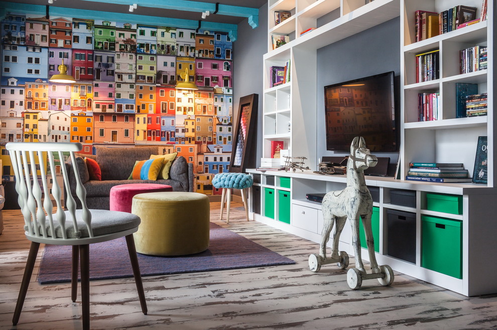 Diseño de sala de juegos en casa bohemia grande con paredes grises, suelo laminado y televisor colgado en la pared