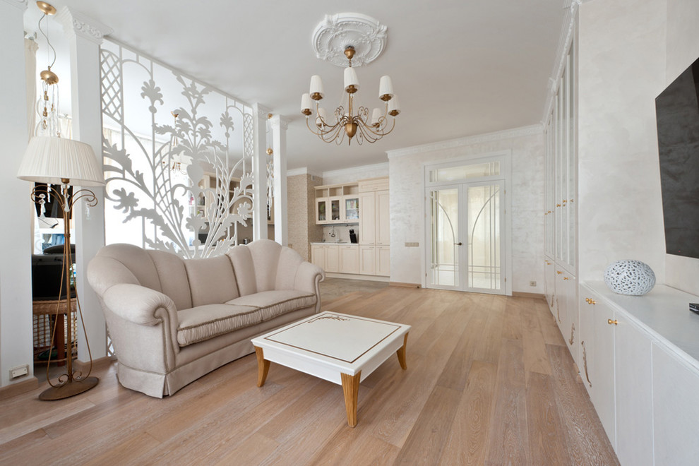 Diseño de salón para visitas abierto clásico renovado de tamaño medio con paredes blancas, suelo de madera clara, televisor colgado en la pared y suelo beige