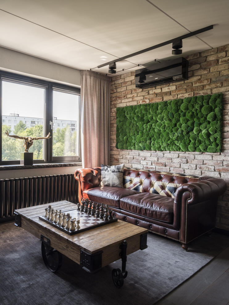 Свежая идея для дизайна: открытая гостиная комната в стиле лофт с коричневыми стенами и темным паркетным полом - отличное фото интерьера