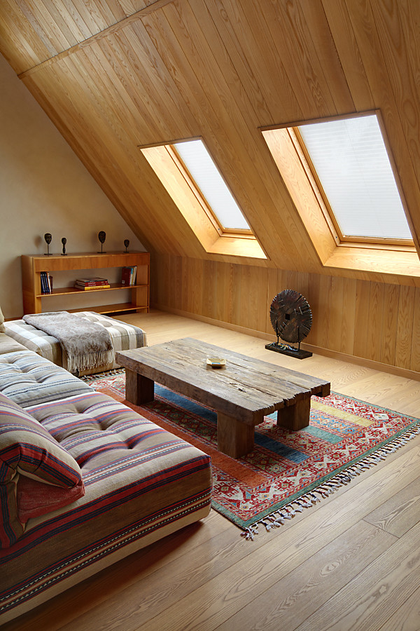 Idee per un grande soggiorno bohémian stile loft con parquet chiaro