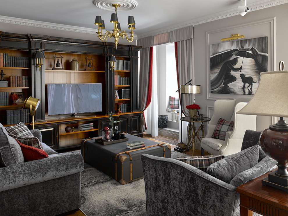 Пример оригинального дизайна: большая гостиная комната в классическом стиле с серыми стенами, паркетным полом среднего тона, коричневым полом и отдельно стоящим телевизором