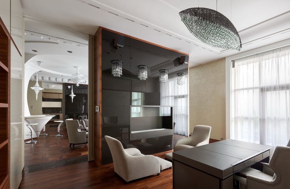 Пример оригинального дизайна: большая открытая гостиная комната в современном стиле с бежевыми стенами, темным паркетным полом и телевизором на стене