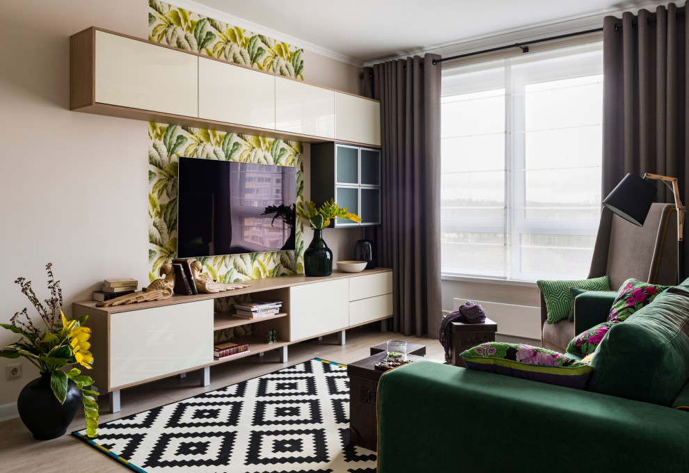 На фото: открытая гостиная комната в современном стиле с серыми стенами, светлым паркетным полом, телевизором на стене, бежевым полом и обоями на стенах с