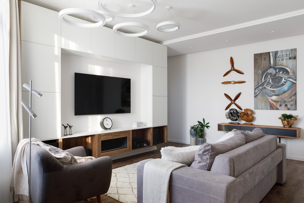 Immagine di un soggiorno design chiuso con pareti bianche, parquet scuro, parete attrezzata e pavimento marrone