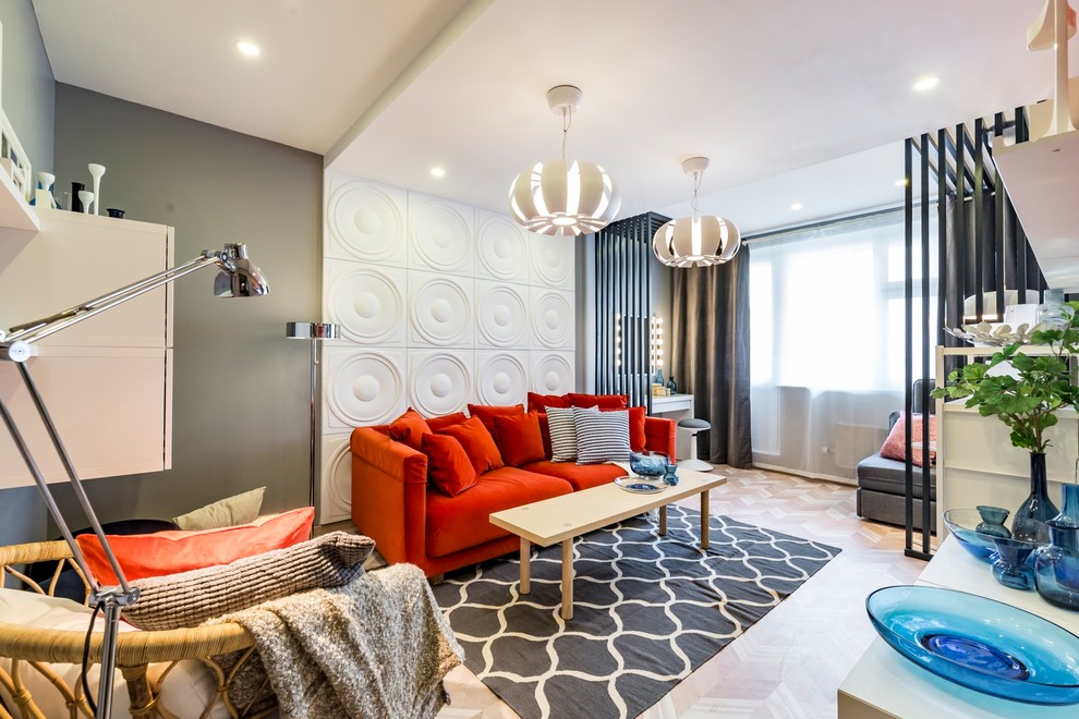 Immagine di un soggiorno design chiuso con parquet chiaro, pavimento beige e sala formale