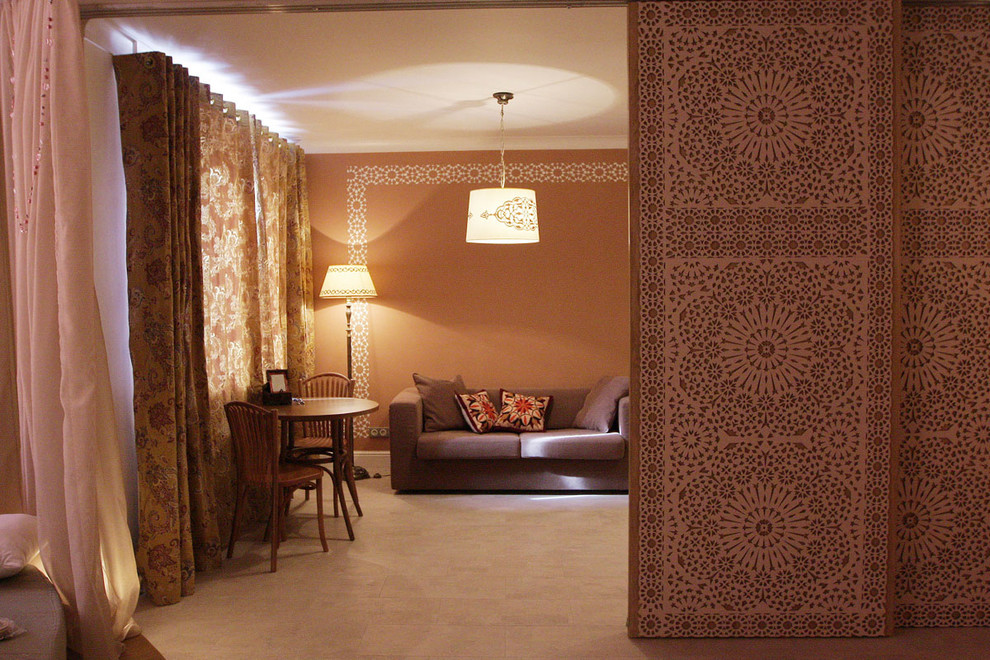 Kleines, Fernseherloses Asiatisches Wohnzimmer mit beiger Wandfarbe und Korkboden in Moskau