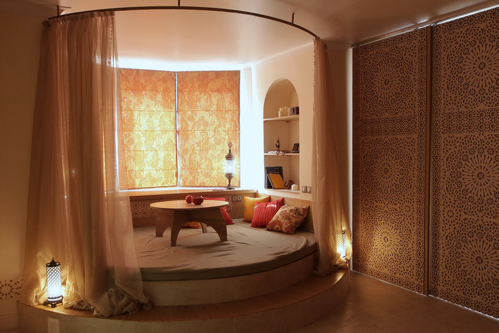 Esempio di un piccolo soggiorno etnico con pareti beige, pavimento in sughero e nessuna TV