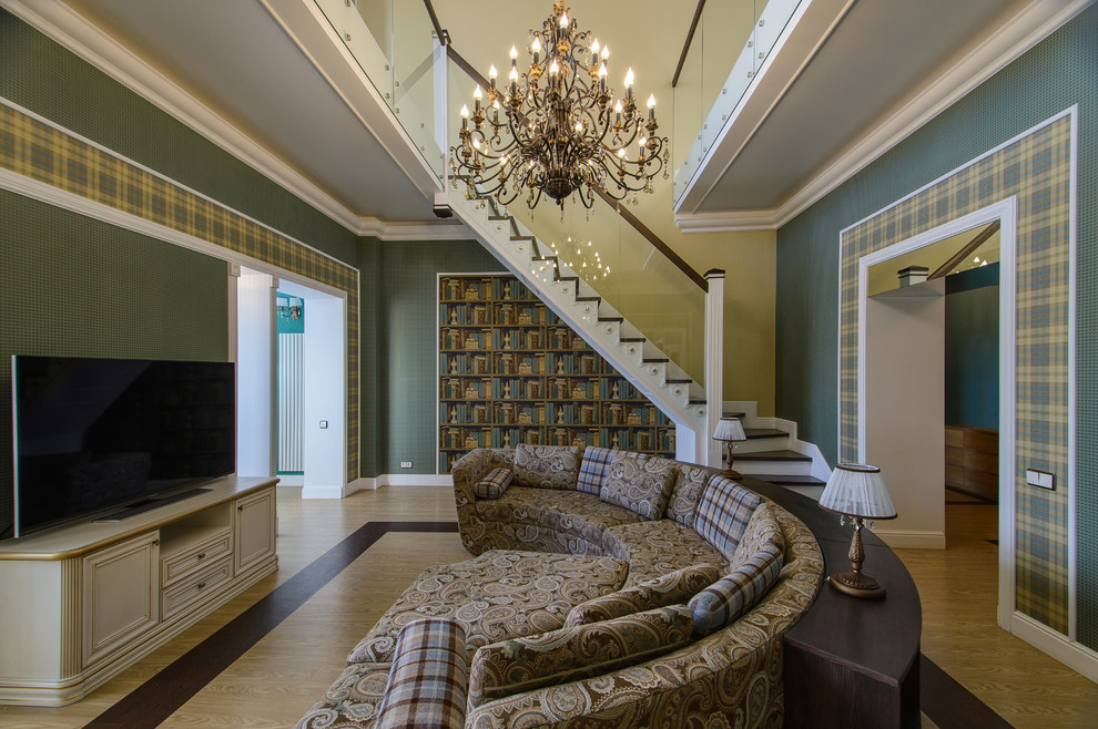 Идея дизайна: большая открытая гостиная комната в классическом стиле с полом из винила, отдельно стоящим телевизором и зелеными стенами