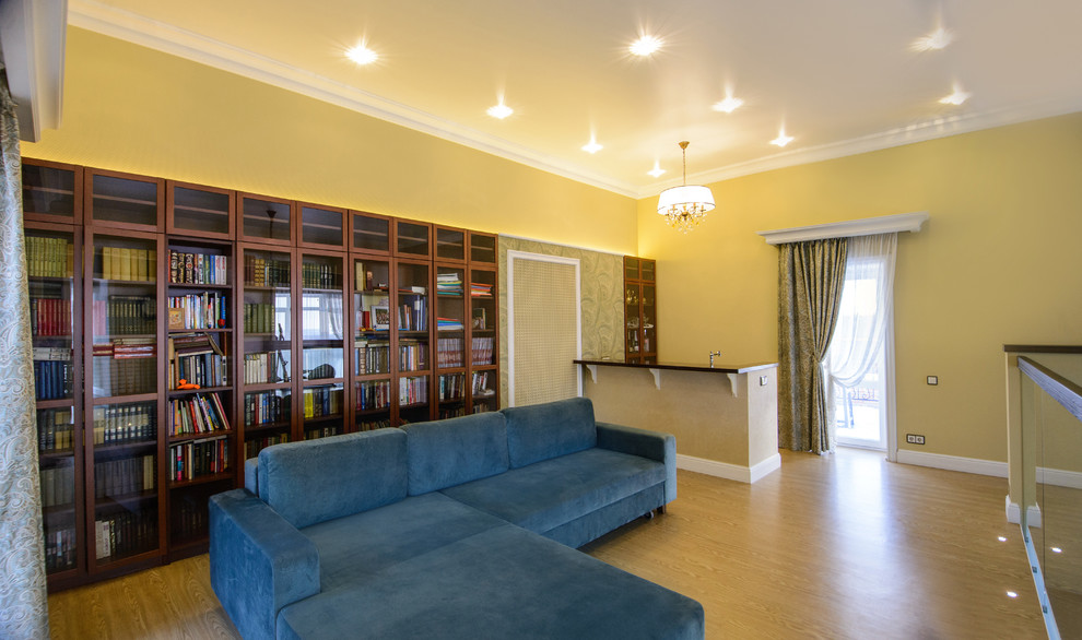 Стильный дизайн: гостиная комната среднего размера в современном стиле с с книжными шкафами и полками и полом из винила - последний тренд
