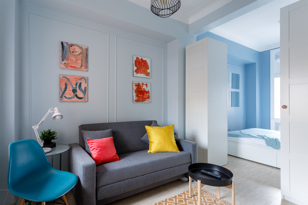 На фото: изолированная, парадная гостиная комната в современном стиле с синими стенами и бежевым полом