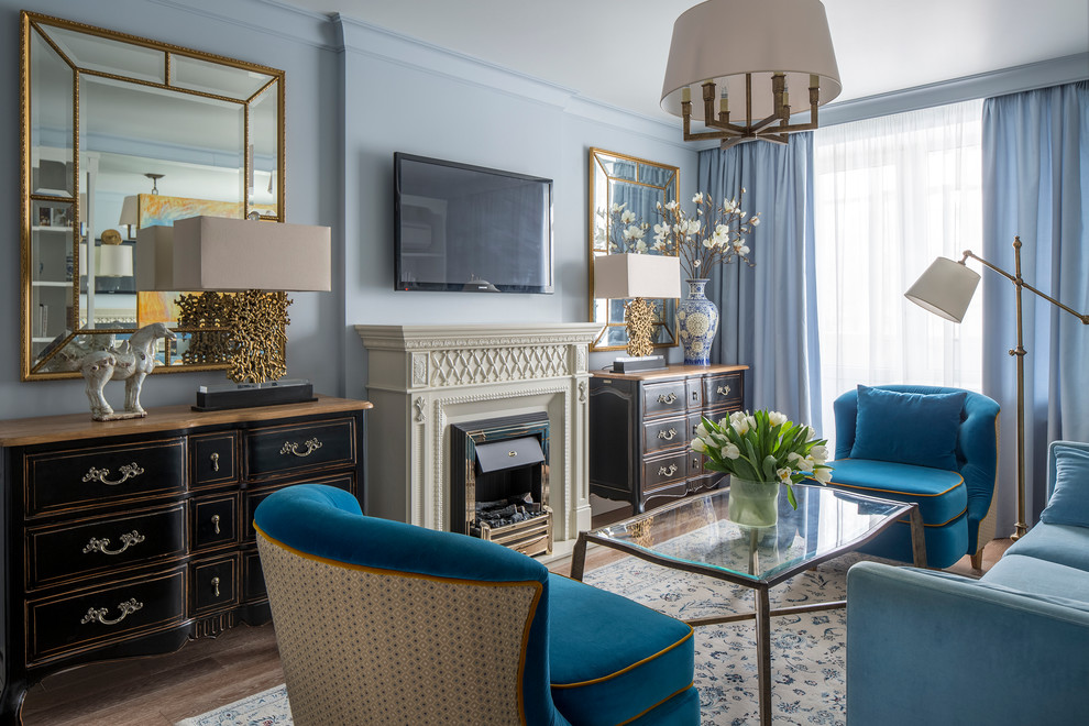 Ispirazione per un soggiorno classico chiuso con sala formale, pareti blu, pavimento in legno massello medio e TV a parete