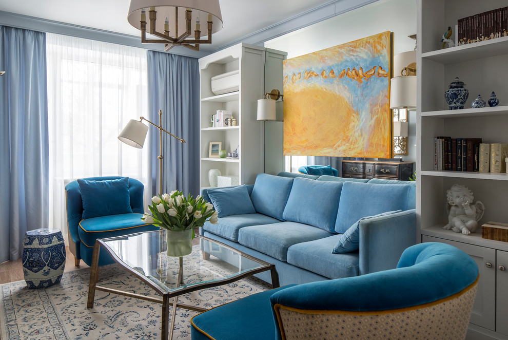 На фото: парадная, изолированная гостиная комната в классическом стиле с синими стенами, паркетным полом среднего тона, телевизором на стене и синим диваном без камина