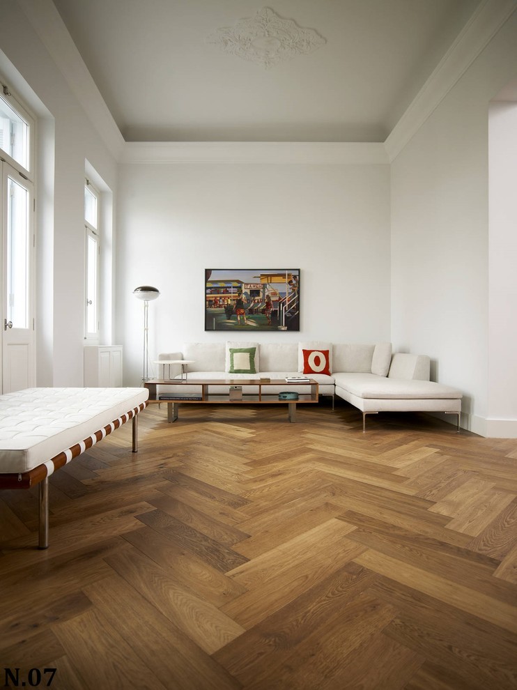 Imagen de salón abierto nórdico de tamaño medio sin chimenea y televisor con paredes blancas y suelo de madera en tonos medios