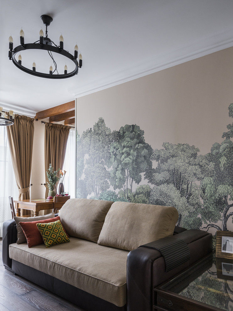Esempio di un soggiorno tradizionale aperto con pareti beige, parquet scuro e pavimento marrone