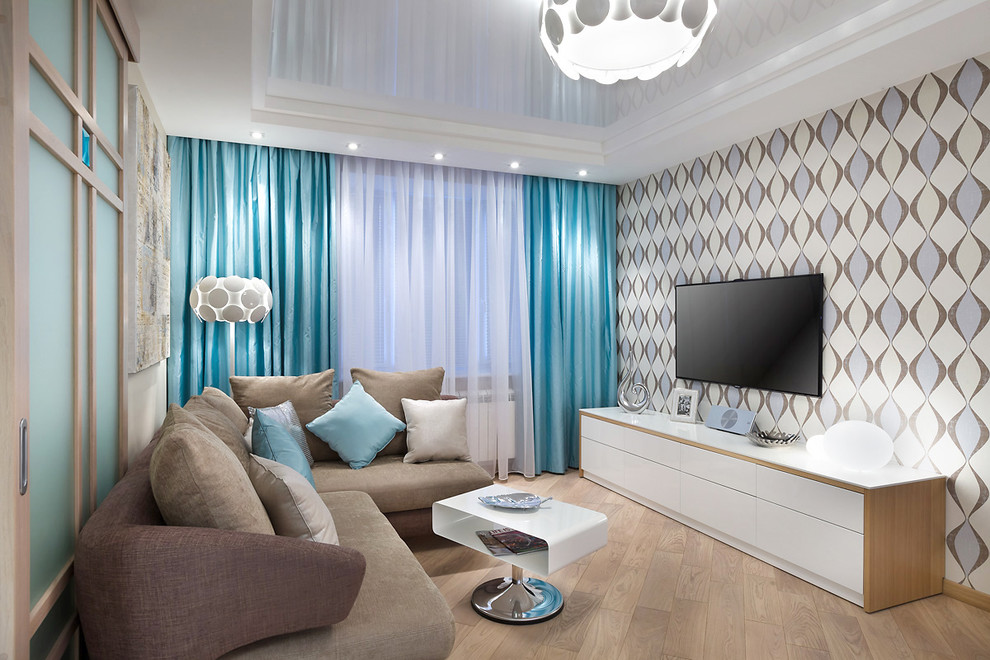 Пример оригинального дизайна: большая парадная, открытая гостиная комната в стиле фьюжн с разноцветными стенами, светлым паркетным полом, телевизором на стене и бежевым полом