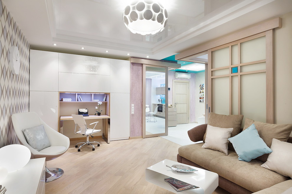 Diseño de salón para visitas abierto ecléctico de tamaño medio con paredes beige, suelo de madera clara, televisor colgado en la pared y suelo beige