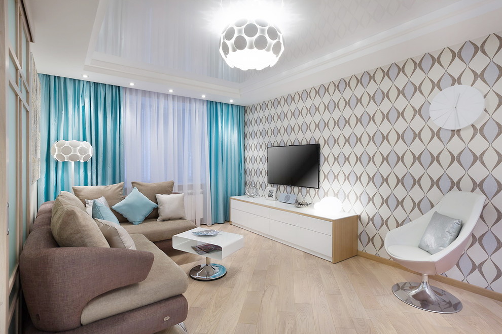 Diseño de salón para visitas cerrado bohemio de tamaño medio con paredes multicolor, suelo de madera clara, televisor colgado en la pared y suelo beige