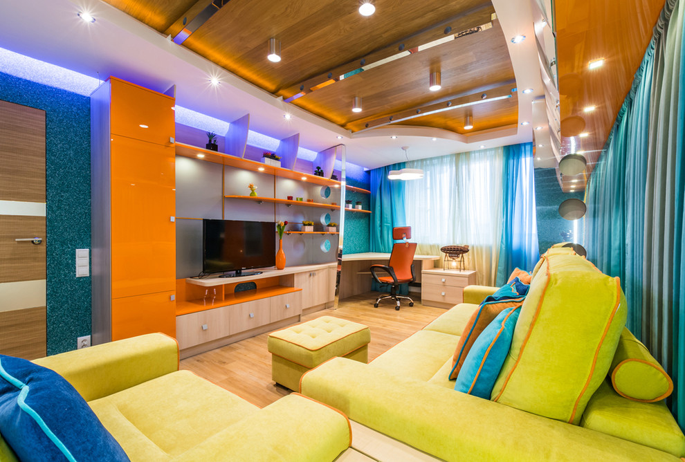 На фото: изолированная гостиная комната в современном стиле с синими стенами и отдельно стоящим телевизором