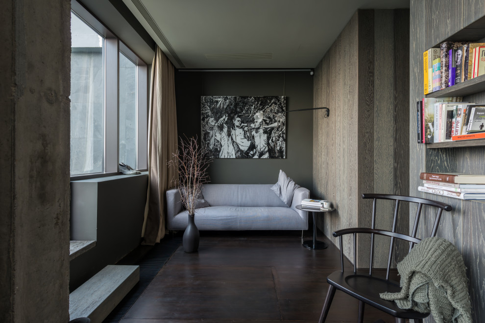 Стильный дизайн: гостиная комната в современном стиле с серыми стенами, темным паркетным полом, коричневым полом и деревянными стенами - последний тренд