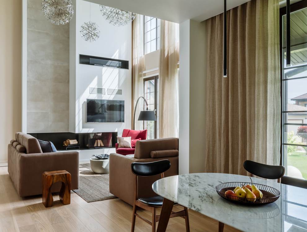 На фото: гостиная комната в современном стиле с зоной отдыха