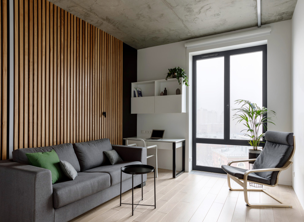 Пример оригинального дизайна: гостиная комната в современном стиле с белыми стенами, светлым паркетным полом, бежевым полом и деревянными стенами