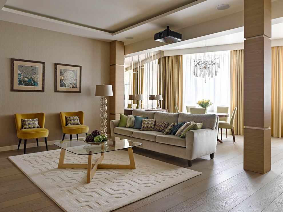 Imagen de salón para visitas abierto actual grande con paredes beige, suelo de madera en tonos medios y suelo beige