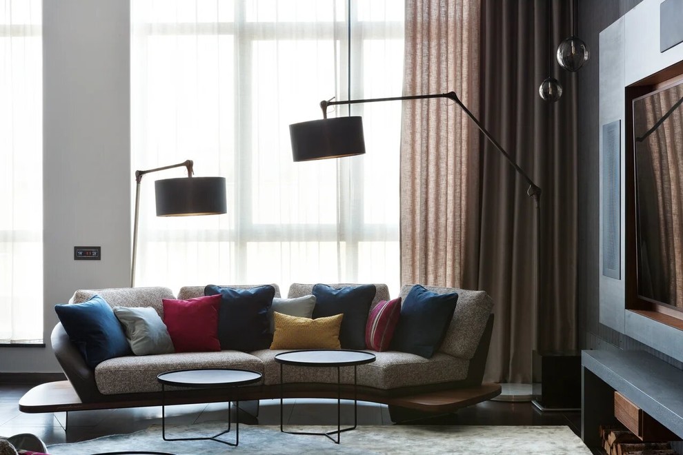 Foto di un soggiorno minimal con pareti bianche, parete attrezzata, parquet scuro e pavimento marrone