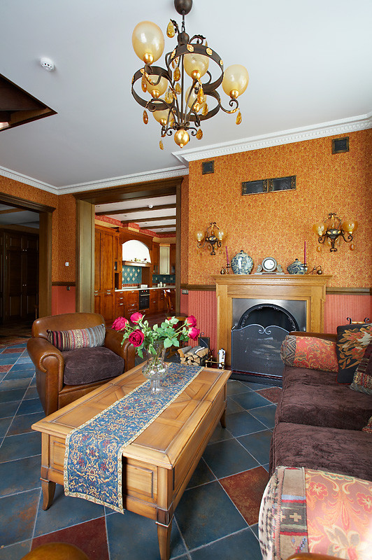 На фото: гостиная комната в викторианском стиле с тюлем на окнах